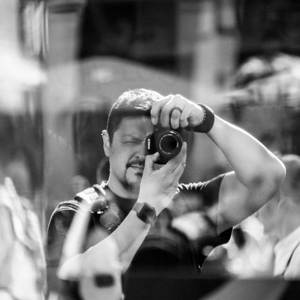 Ricardo Vallejos Casanova fotografiándose en el reflejo de un escaparate
